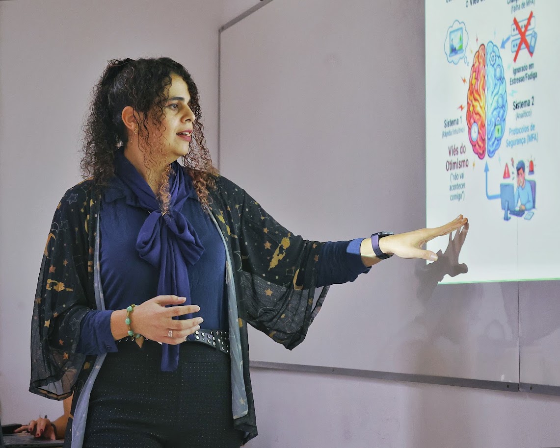 Luna ministrando palestra sobre tecnologia, inovação e ética