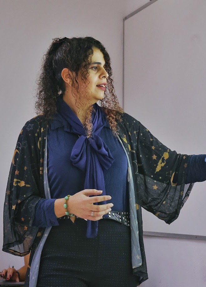 Luna ministrando palestra sobre tecnologia e impacto social